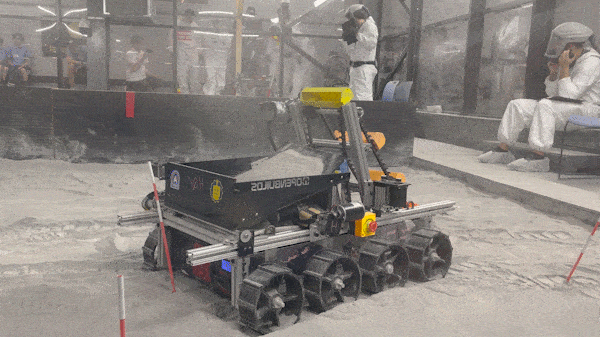 GIF of Melbot V3 dumping regolith on a lunar-like terrain during the 2024 NASA Lunabotics挑战 competition.