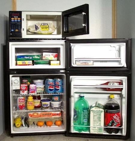 小冰箱里装满了食物.